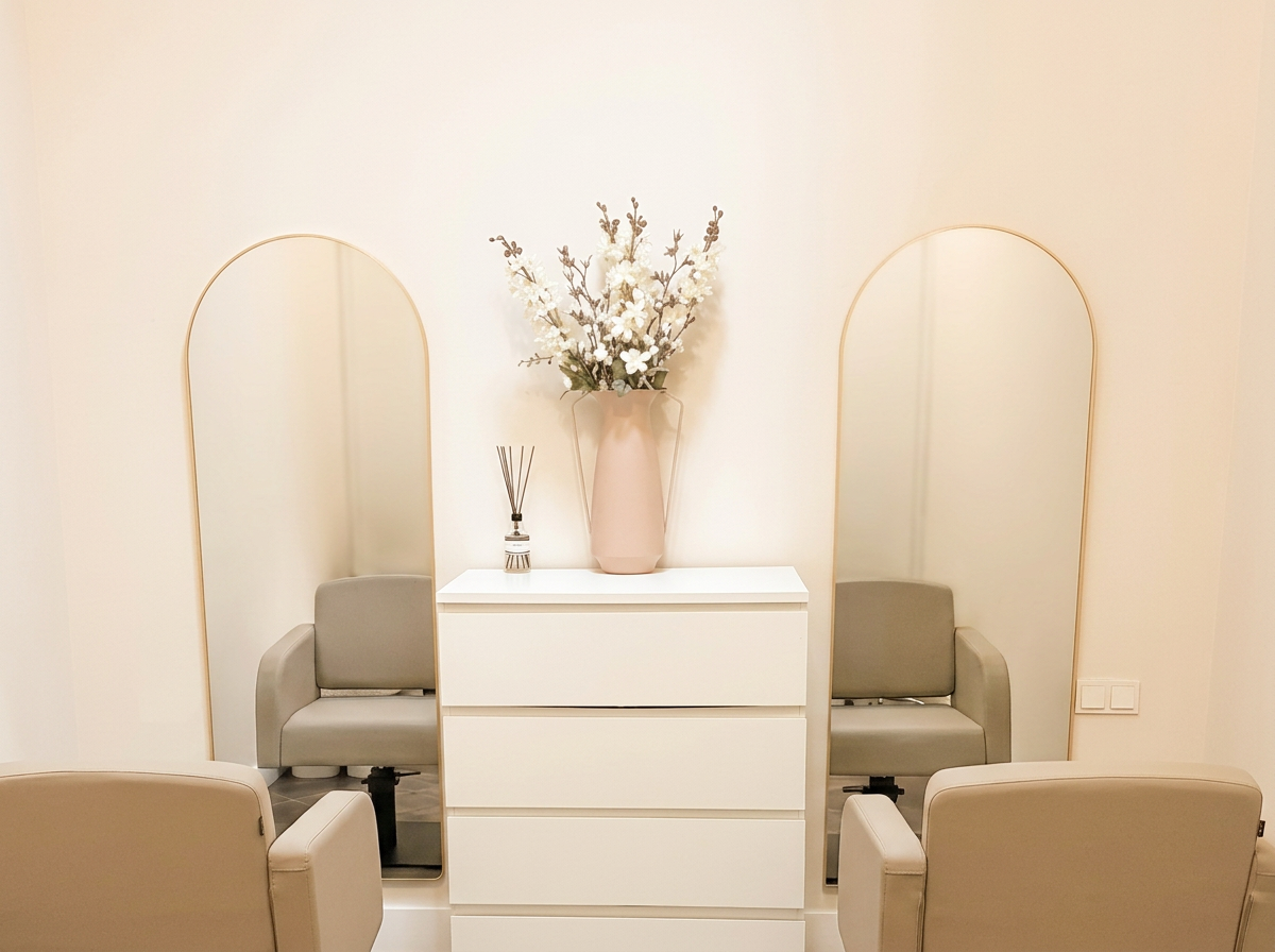 Twee stoelen voor gouden boogspiegels in de salon